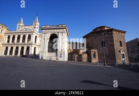 Baptistère Lateran et façade de Loggia Delle Benedizioni, Rome, Italie Banque D'Images