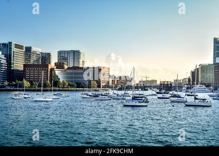 Bateaux amarrés dans le port de Boston avec John Joseph Moakley États-Unis Courthouse à View, Boston, Ma Banque D'Images