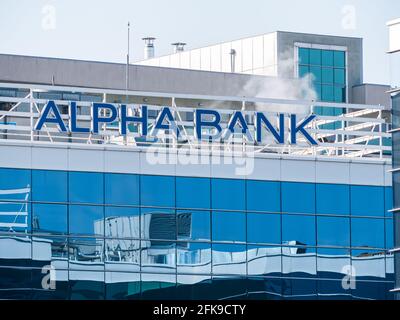 Bucarest, Roumanie - 03.18.2021 : logo de la banque alpha sur un immeuble de bureaux à Bucarest. Alpha Bank est la deuxième plus grande banque grecque Banque D'Images