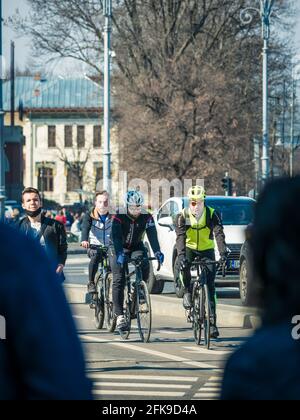 Bucarest, Roumanie - 03.13.2021: Cyclistes à vélo dans les rues animées de Bucarest Banque D'Images