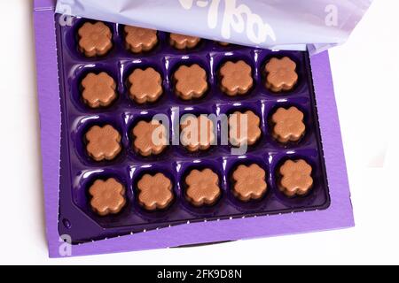 BELARUS, NOVOPOLOTSK - 28 AVRIL 2021 : boîte de chocolats Milka en gros plan Banque D'Images