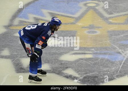 Kladno, République tchèque. 29 avril 2021. Célèbre ancien joueur de la LNH tchèque Jaromir Jagr propriétaire et joueur de l'équipe de Rytiri Kladno (Chevaliers de Kladno) en action pendant le match contre HC Dukla Jihlava. Les joueurs de hockey des Chevaliers de Kladno célèbrent après avoir remporté la 1ère Ligue de hockey de la République tchèque à Kladno, République tchèque, le 29 avril 2021. Crédit : Michal Kamaryt/CTK photo/Alay Live News Banque D'Images