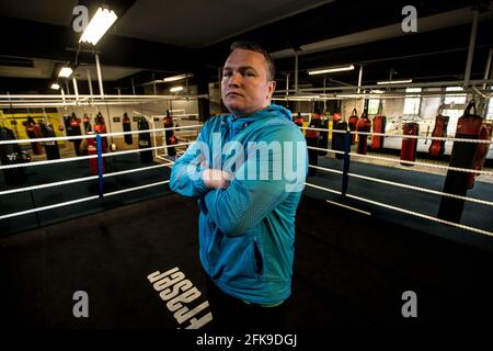 Bradley Welsh, ancien boxeur, propriétaire d'une salle de gym et un acteur qui apparaissait dans Trainspotting T2 a été tué par balle à l'extérieur de son domicile d'Édimbourg le 17 avril 2019. Sean Orman a été accusé du meurtre et est actuellement en jugement à la haute Cour d'Édimbourg. Légende originale: Mardi 8 septembre 2015. L'ancien boxeur professionnel Bradley Welsh dans sa nouvelle salle de boxe, la plus grande d'Europes, avec sept anneaux de boxe, 160 sacs et une piste de course de sprint - le tout au milieu d'Édimbourg. Banque D'Images