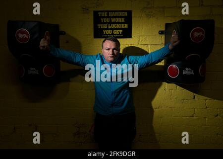 Bradley Welsh, ancien boxeur, propriétaire d'une salle de gym et un acteur qui apparaissait dans Trainspotting T2 a été tué par balle à l'extérieur de son domicile d'Édimbourg le 17 avril 2019. Sean Orman a été accusé du meurtre et est actuellement en jugement à la haute Cour d'Édimbourg. Légende originale: Mardi 8 septembre 2015. L'ancien boxeur professionnel Bradley Welsh dans sa nouvelle salle de boxe, la plus grande d'Europes, avec sept anneaux de boxe, 160 sacs et une piste de course de sprint - le tout au milieu d'Édimbourg. Banque D'Images