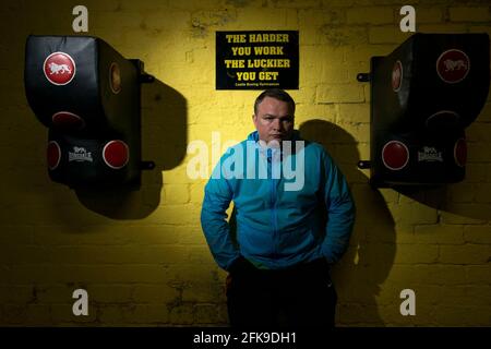 Bradley Welsh, ancien boxeur, propriétaire d'une salle de gym et un acteur qui apparaissait dans Trainspotting T2 a été tué par balle à l'extérieur de son domicile d'Édimbourg le 17 avril 2019. Sean Orman a été accusé du meurtre et est actuellement en jugement à la haute Cour d'Édimbourg. Légende originale: Mardi 8 septembre 2015. L'ancien boxeur professionnel Bradley Welsh dans sa nouvelle salle de boxe, la plus grande d'Europes, avec sept anneaux de boxe, 160 sacs et une piste de course de sprint - le tout au milieu d'Édimbourg. Banque D'Images