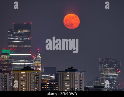 La Supermoon s'élève au-dessus du Square Mile, Londres Banque D'Images