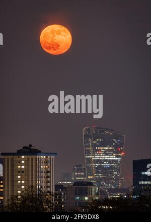 La Supermoon s'élève au-dessus du Square Mile, Londres Banque D'Images