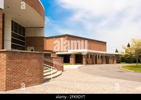 Vue extérieure d'un bâtiment scolaire américain typique Banque D'Images