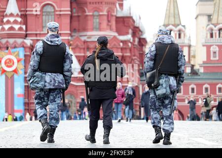 Des policiers russes en gilets pare-balles patrouillent sur la place Rouge. Sécurité des événements de masse pendant la pandémie du coronavirus Banque D'Images