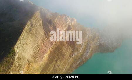 Gros plan sur les lacs de Kelimutu Crater dans le parc national de Kelimutu, Moni, île de Flores, Indonésie. Vue de la barrière rocheuse érodée séparant les lacs Banque D'Images