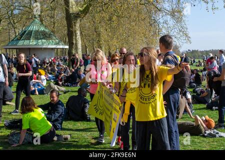 HYDE PARK, LONDRES, ANGLETERRE- 24 avril 2021 : des manifestants ont tenu une bannière « WE STAND FOR FREEDOM » lors d'une manifestation anti-verrouillage Unite for Freedom à Londres Banque D'Images