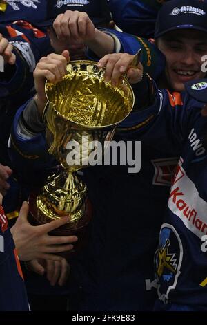 Kladno, République tchèque. 29 avril 2021. Le célèbre ancien joueur de la LNH, Jaromir Jagr tchèque, propriétaire et joueur de Rytiri Kladno (Chevaliers de Kladno) et All Team célèbrent après avoir remporté la 1ère Ligue de hockey de la République tchèque à Kladno, République tchèque, le 29 avril 2021. Rytiri Kladno Team (Chevaliers de Kladno) retourne à l'élite (ExtraLeague) après un an. Crédit : Michal Kamaryt/CTK photo/Alay Live News Banque D'Images