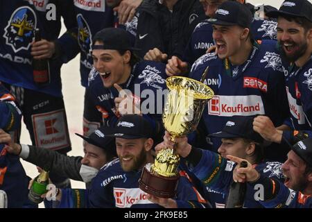 Kladno, République tchèque. 29 avril 2021. Le célèbre ancien joueur de la LNH, Jaromir Jagr tchèque, propriétaire et joueur de Rytiri Kladno (Chevaliers de Kladno) et All Team célèbrent après avoir remporté la 1ère Ligue de hockey de la République tchèque à Kladno, République tchèque, le 29 avril 2021. Rytiri Kladno Team (Chevaliers de Kladno) retourne à l'élite (ExtraLeague) après un an. Crédit : Michal Kamaryt/CTK photo/Alay Live News Banque D'Images