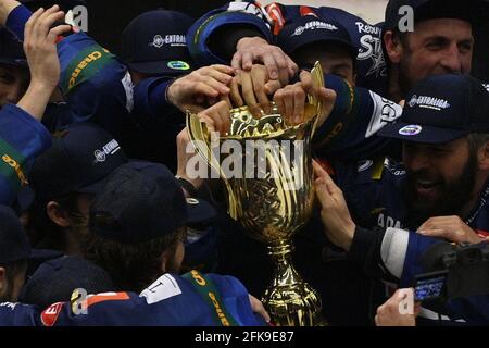 Kladno, République tchèque. 29 avril 2021. Le célèbre ancien joueur de la LNH, Jaromir Jagr tchèque, propriétaire et joueur de Rytiri Kladno (Chevaliers de Kladno) et All Team célèbrent après avoir remporté la 1ère Ligue de hockey de la République tchèque à Kladno, République tchèque, le 29 avril 2021. Rytiri Kladno Team (Chevaliers de Kladno) retourne à l'élite (ExtraLeague) après un an. Crédit : Michal Kamaryt/CTK photo/Alay Live News Banque D'Images