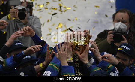 Kladno, République tchèque. 29 avril 2021. Le célèbre ancien joueur de la LNH, Jaromir Jagr tchèque, propriétaire et joueur de Rytiri Kladno (Chevaliers de Kladno) et All Team célèbrent après avoir remporté la 1ère Ligue de hockey de la République tchèque à Kladno, République tchèque, le 29 avril 2021. Rytiri Kladno Team (Chevaliers de Kladno) retourne à l'élite (ExtraLeague) après un an. Crédit : Michal Kamaryt/CTK photo/Alay Live News Banque D'Images