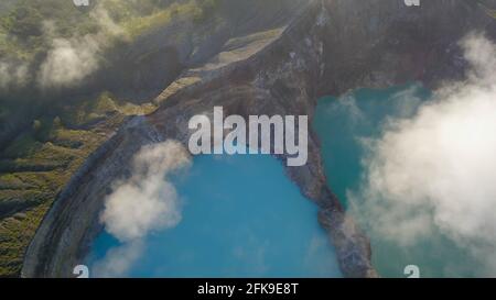 Un tir de haut en bas de drone du lac cratère du volcan Kelimutu à Flores, en Indonésie. Le lac a une couleur turquoise très forte grâce aux minéraux dedans Banque D'Images