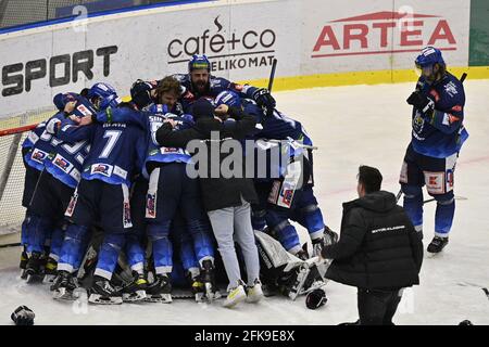 Kladno, République tchèque. 29 avril 2021. Le célèbre ancien joueur de la LNH, Jaromir Jagr tchèque (à droite) propriétaire et joueur de Ryotri Kladno (Chevaliers de Kladno) et de toute l'équipe célèbrent après avoir remporté la 1ère Ligue de hockey de la République tchèque à Kladno, République tchèque, le 29 avril 2021. Rytiri Kladno Team (Chevaliers de Kladno) retourne à l'élite (ExtraLeague) après un an. Crédit : Michal Kamaryt/CTK photo/Alay Live News Banque D'Images