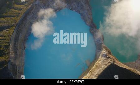 Un tir de haut en bas de drone du lac cratère du volcan Kelimutu à Flores, en Indonésie. Le lac a une couleur turquoise très forte grâce aux minéraux dedans Banque D'Images