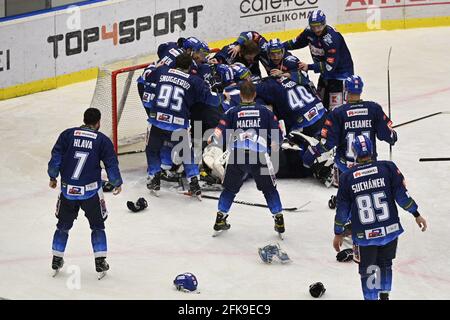 Kladno, République tchèque. 29 avril 2021. Le célèbre ancien joueur de la LNH, Jaromir Jagr tchèque, propriétaire et joueur de Rytiri Kladno (Chevaliers de Kladno) et All Team célèbrent après avoir remporté la 1ère Ligue de hockey de la République tchèque à Kladno, République tchèque, le 29 avril 2021. Rytiri Kladno Team (Chevaliers de Kladno) retourne à l'élite (ExtraLeague) après un an. Crédit : Michal Kamaryt/CTK photo/Alay Live News Banque D'Images