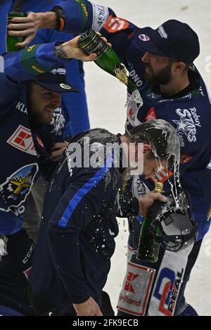 Kladno, République tchèque. 29 avril 2021. Le célèbre ancien joueur de la LNH, Jaromir Jagr tchèque, propriétaire et joueur de Rytiri Kladno (Chevaliers de Kladno) et All Team célèbrent après avoir remporté la 1ère Ligue de hockey de la République tchèque à Kladno, République tchèque, le 29 avril 2021. Rytiri Kladno Team (Chevaliers de Kladno) retourne à l'élite (ExtraLeague) après un an. Crédit : Michal Kamaryt/CTK photo/Alay Live News Banque D'Images