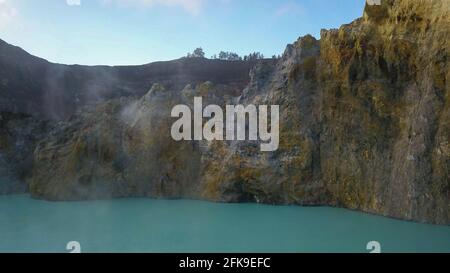 Gros plan sur les lacs de Kelimutu Crater dans le parc national de Kelimutu, Moni, île de Flores, Indonésie. Vue de la barrière rocheuse érodée séparant les lacs Banque D'Images