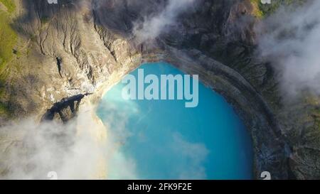 Un tir de haut en bas de drone du lac cratère du volcan Kelimutu à Flores, en Indonésie. Le lac a une couleur turquoise très forte grâce aux minéraux dedans Banque D'Images