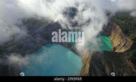 Un tir de haut en bas de drone du lac cratère du volcan Kelimutu à Flores, en Indonésie. Le lac a une couleur turquoise très forte grâce aux minéraux dedans Banque D'Images