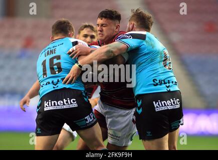 Jordan Lane et Scott Taylor du FC Hull s'attaquent aux guerriers de Wigan Oliver Partington lors du match de la Super League de Betfred au stade DW, à Wigan. Date de la photo : jeudi 29 avril 2021. Banque D'Images