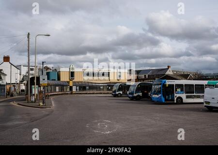 MERTHYR TYDFIL, PAYS DE GALLES - 08 AVRIL 2021 : la gare routière de l'ancien Merthyr n'a pas beaucoup changé depuis 60 ans. Cette station est sur le point d'être fermée comme la nouvelle ville Banque D'Images