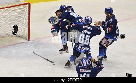 Kladno, République tchèque. 29 avril 2021. Le célèbre ancien joueur de la LNH, Jaromir Jagr tchèque, propriétaire et joueur de Rytiri Kladno (Chevaliers de Kladno) et All Team célèbrent après avoir remporté la 1ère Ligue de hockey de la République tchèque à Kladno, République tchèque, le 29 avril 2021. Rytiri Kladno Team (Chevaliers de Kladno) retourne à l'élite (ExtraLeague) après un an. Crédit : Michal Kamaryt/CTK photo/Alay Live News Banque D'Images