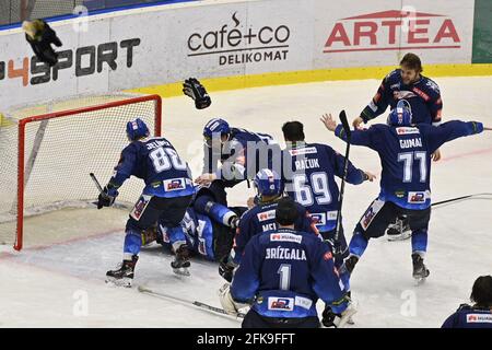 Kladno, République tchèque. 29 avril 2021. Le célèbre ancien joueur de la LNH, Jaromir Jagr tchèque, propriétaire et joueur de Rytiri Kladno (Chevaliers de Kladno) et All Team célèbrent après avoir remporté la 1ère Ligue de hockey de la République tchèque à Kladno, République tchèque, le 29 avril 2021. Rytiri Kladno Team (Chevaliers de Kladno) retourne à l'élite (ExtraLeague) après un an. Crédit : Michal Kamaryt/CTK photo/Alay Live News Banque D'Images