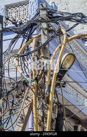 Désordre chaotique de câbles électriques dans le centre de Delhi, Inde Banque D'Images