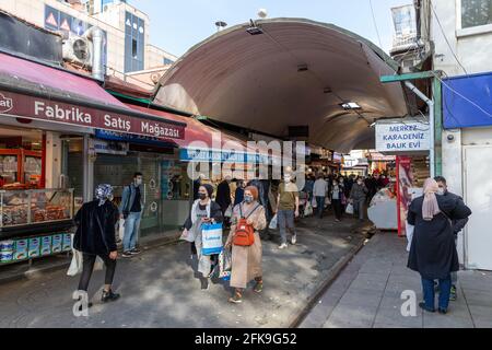 Les gens magasinent sur le marché des légumes et de la pêche d'Uskudar juste avant le couvre-feu national de 17 jours à Uskudar, Istanbul, Turquie, le 29 avril 2021. Banque D'Images