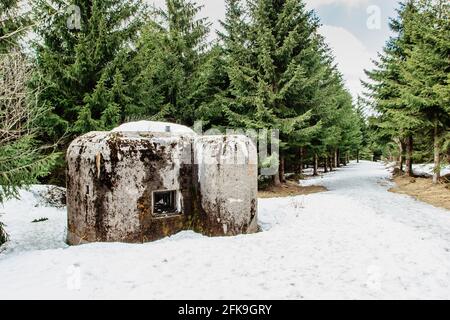 Casemate d'infanterie isolé construit en bois et en terrain montagneux à Eagle, Orlicke, montagnes, République tchèque. Frontière militaire tchécoslovaque d'avant-guerre Banque D'Images