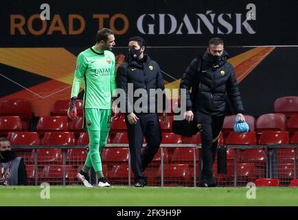 Le gardien de but ROM Sabata Pau Lopez quitte le terrain après avoir été blessé lors du match de la semi finale de la Ligue européenne de l'UEFA à Old Trafford, Manchester. Date de la photo : jeudi 29 avril 2021. Banque D'Images