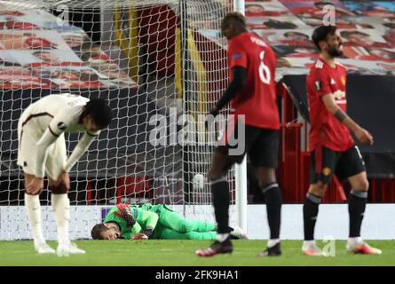 Le gardien de but ROM Sabata Pau Lopez réagit à une blessure lors du match de la semi finale de la première jambe de l'UEFA Europa League à Old Trafford, Manchester. Date de la photo : jeudi 29 avril 2021. Banque D'Images