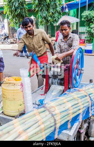 KOLKATA, INDE - 31 OCTOBRE 2016 : producteurs de jus de canne à sucre de rue à Kolkata, Inde Banque D'Images