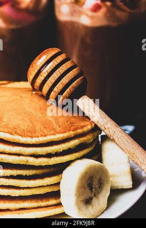 Crêpes avec du miel et des morceaux de banane Banque D'Images