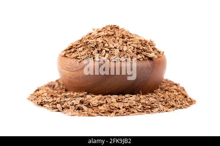 Graines d'aneth dans un bol en bois, isolé sur fond blanc. Graines d'aneth sèches naturelles. Anethum graveolens. Banque D'Images