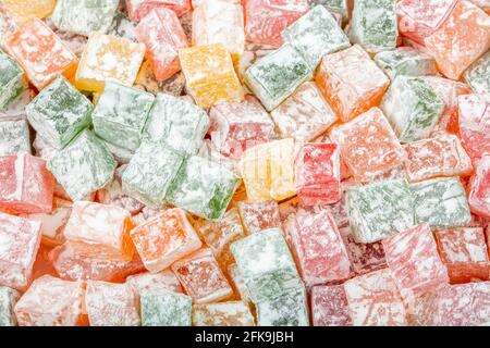 Arrière-plan de Lokum délice turc doux.tas de délice turc coloré isolé sur fond blanc. Banque D'Images