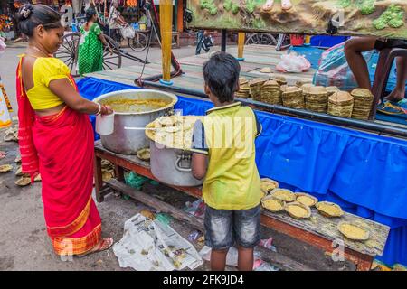 KOLKATA, INDE - 31 OCTOBRE 2016 : cuisine de rue distribuant gratuitement de la nourriture près du temple de Kalighat à Kolkata, Inde. Banque D'Images