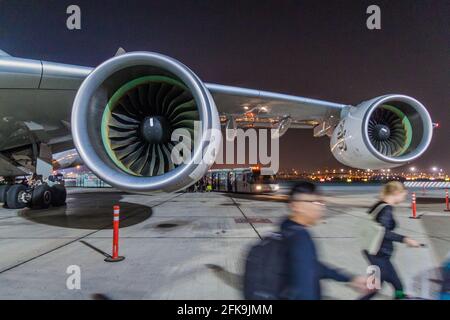 DUBAÏ, Émirats Arabes Unis - 20 OCTOBRE 2016 : les passagers quittent l'Airbus A380 des Émirats à l'aéroport de Dubaï, aux Émirats arabes Unis Banque D'Images