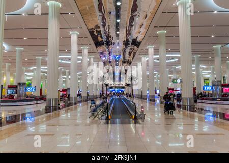 DUBAÏ, Émirats arabes Unis - 21 OCTOBRE 2016 : zone de récupération des bagages du terminal 3 de l'aéroport de Dubaï, Émirats arabes Unis Banque D'Images