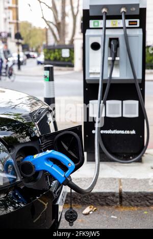 Londres, Royaume-Uni. 29 avril 2021. Le 20 avril 2021, une voiture électrique se recharge à la station de charge située dans la rue du centre de Londres. Un nouveau rapport de l'Agence internationale de l'énergie suggère qu'il devrait y avoir environ 145 millions de voitures électriques d'ici la fin de la décennie, une augmentation par rapport aux 11 millions d'aujourd'hui. (Photo par Dominika Zarzycka/Sipa USA) crédit: SIPA USA/Alay Live News Banque D'Images