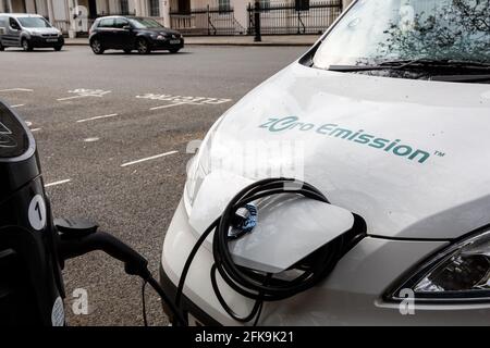 Londres, Royaume-Uni. 29 avril 2021. Le 20 avril 2021, une voiture électrique se recharge à la station de charge située dans la rue du centre de Londres. Un nouveau rapport de l'Agence internationale de l'énergie suggère qu'il devrait y avoir environ 145 millions de voitures électriques d'ici la fin de la décennie, une augmentation par rapport aux 11 millions d'aujourd'hui. (Photo par Dominika Zarzycka/Sipa USA) crédit: SIPA USA/Alay Live News Banque D'Images