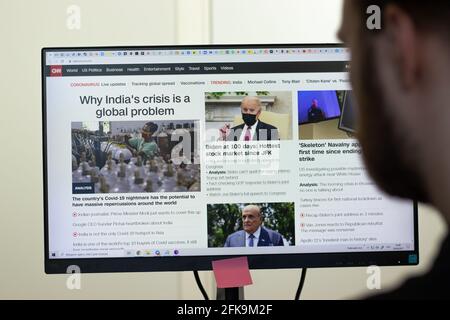 New York, Etats-Unis - 26 avril 2021 : page du site de CNN à l'écran, service man using, Editorial Banque D'Images