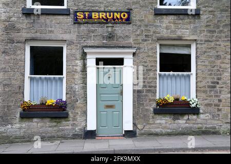 La publicité signe sur un ancien magasin de bonbons et de tabac dans La ville de Cheshire de Bollington Banque D'Images