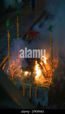 Cérémonie de crémation au temple de Pashupatinath à Katmandou, au Népal Banque D'Images