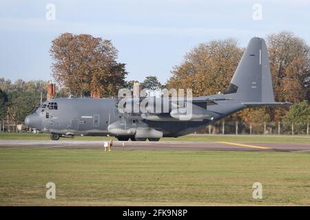 USAF MC-130J Commando II tournant pour quitter RAF Lakenheath et revenir à sa base à la RAF Mildenhall proche. Banque D'Images