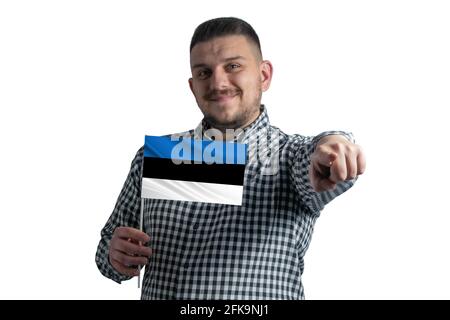 Homme blanc tenant un drapeau de l'Estonie et pointe en avant devant lui isolé sur un fond blanc. Banque D'Images